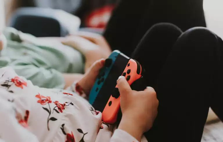 Managing Screen Time ~ Balancing Technology And Family Time
